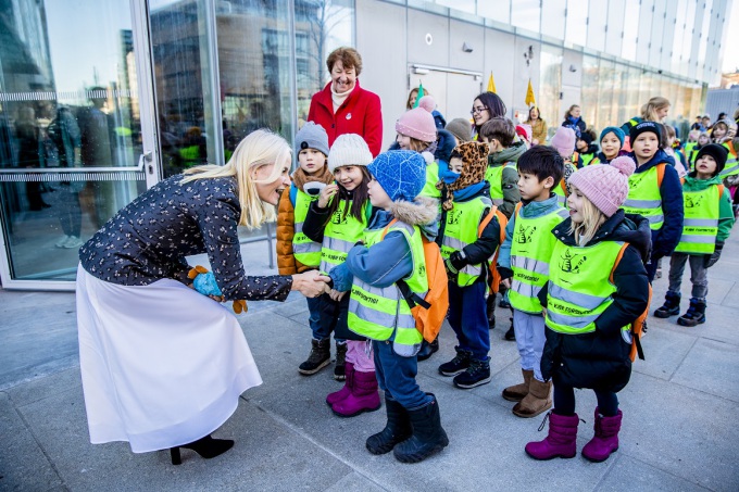 Crown Princess Mette-Marit greeted the parade of children as they arrived at the new Deichman Bjørvika library. Photo: Stian Lysberg Solum / NTB Scanpix.